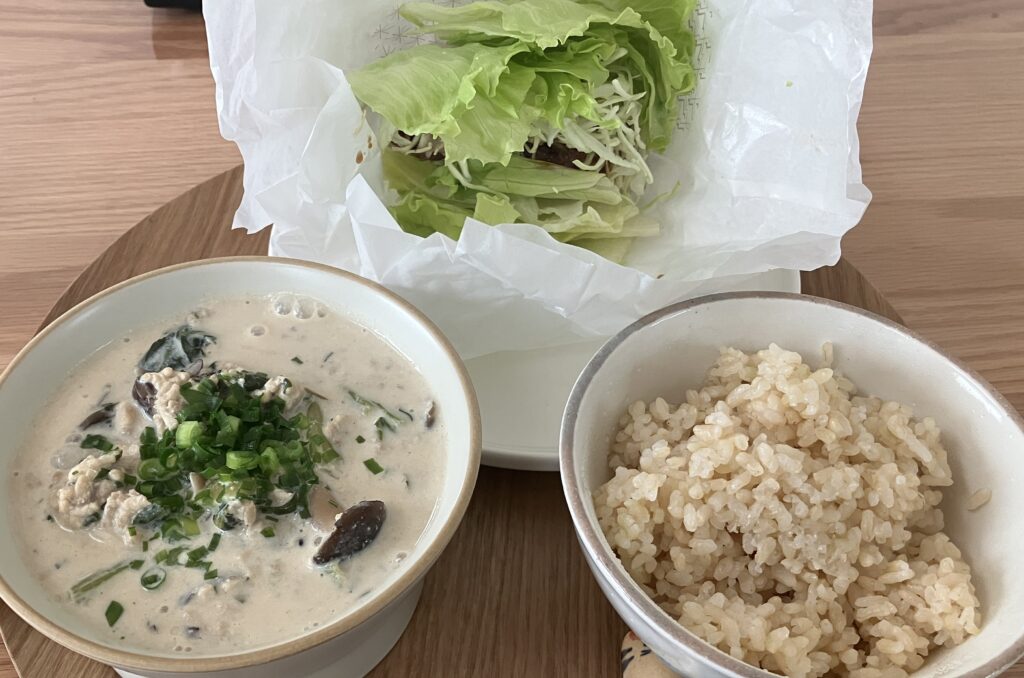 豆乳と鶏むね肉のたんぱく質スープと玄米ご飯、菜摘ロースカツの写真